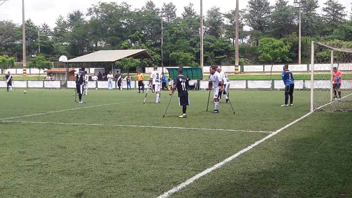 jogadores amputados durante partida de futebol